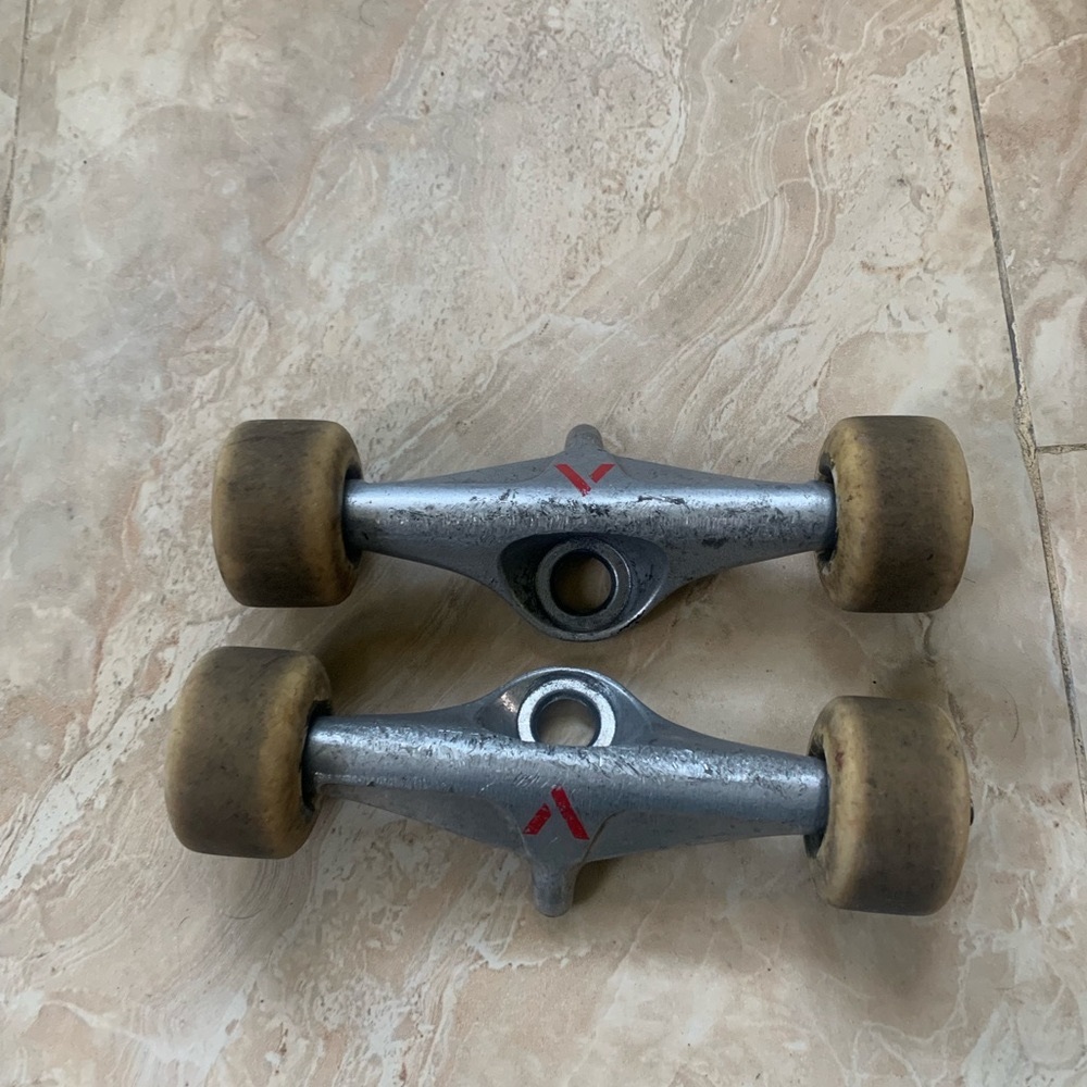 Venture Skate Board Trucks Wheels Bearings